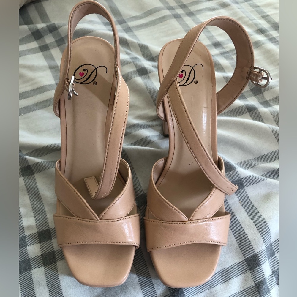D brand high heels, tan, size 6.5 in used condition.